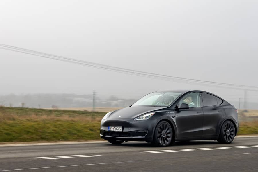 Šok na I-5: Tesla Model Y proboden zaštitnom ogradom — vozač preživio uz lakše povrede, pitanja o lane assist i cruise control