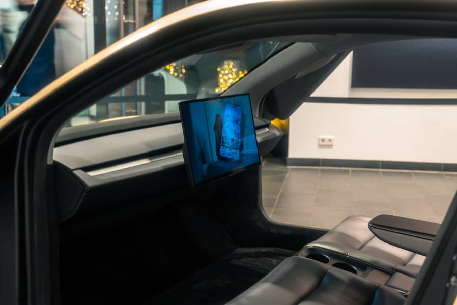 Tesla Robotaxi ostavila YouTuberku u oluji u Austinu — novi problemi autonomne vožnje Elona Muska