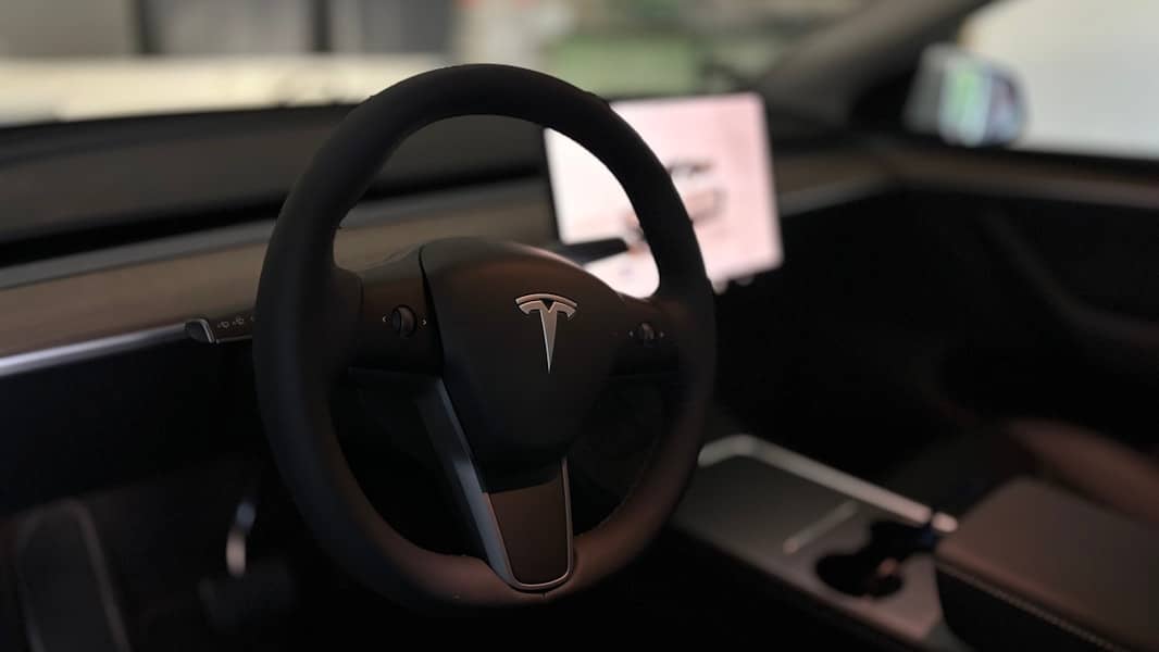 Šokantni kvar Teslinog Full Self-Driving: FSD ne zaustavlja vozila na željezničkim prelazima, putnici ugroženi