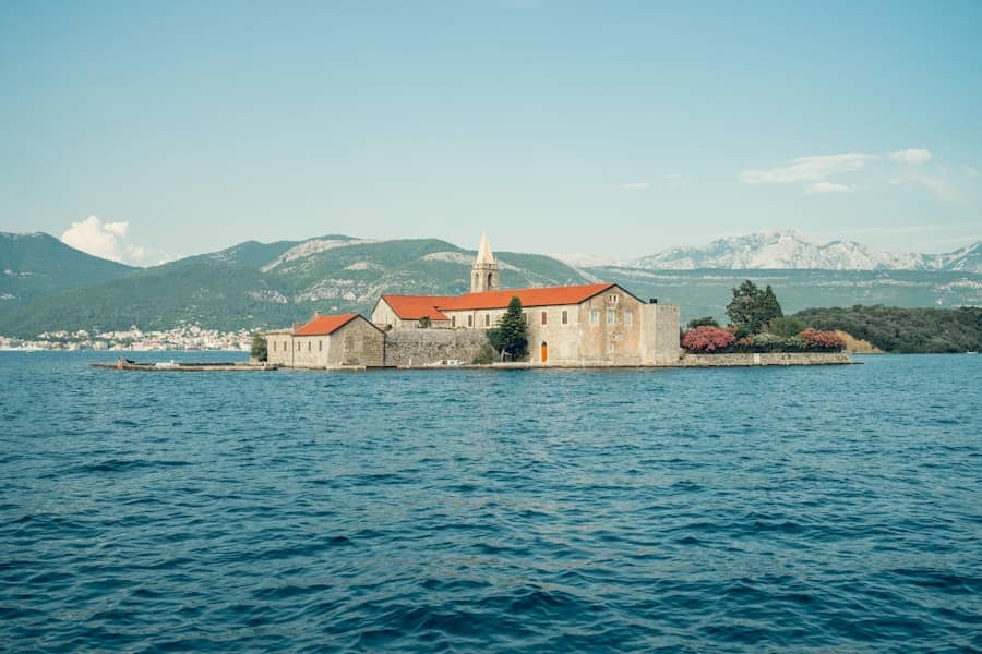 Milorad Arlov i Odbor darovali 100 paketića za Malu Gospojinu u Glini na Baniji — djeca oduševljena