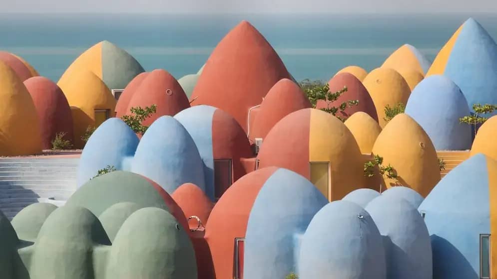 Šokantna transformacija na otoku Hormuz: Kiša pretvorila Crvenu plažu i obalu u duboko crveno — Persijski zaliv privlači turiste