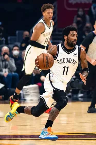 Kyrie Irving gurne Unitree G1 robota i sruši ga pred Dallas Mavericks — viralni video