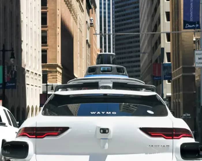Waymo samovozeći taksi blokirao Venice Beach: Zapeo na uskom kanalskom mostu tokom povorke brodova