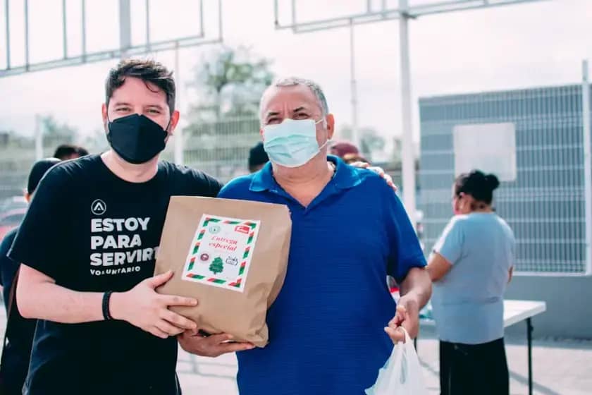 HT Eronet i Djed Božićnjak razveselili djecu Udruga Puž u Orašju: božićne humanitarne aktivnosti i darovi