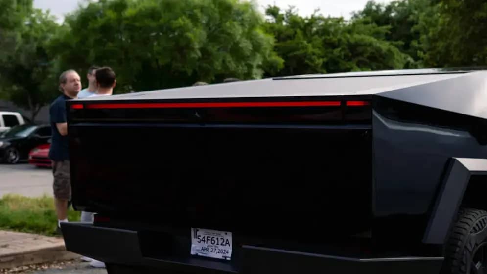 Šok test: Tesla Robotaxi bez ljudskih nadzornika u Austinu — šta znači za bezbjednost i nesreće?
