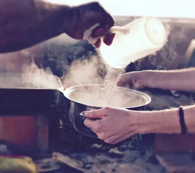 Topla voda ujutro: 5 neočekivanih benefita za metabolizam, detoks i bol u stomaku