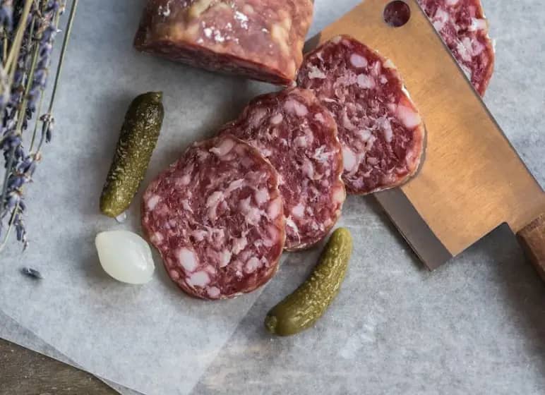 Hitno: Prerađeno meso i nitriti povećavaju rizik od raka debelog crijeva — Zašto slanina i šunka trebaju upozorenja