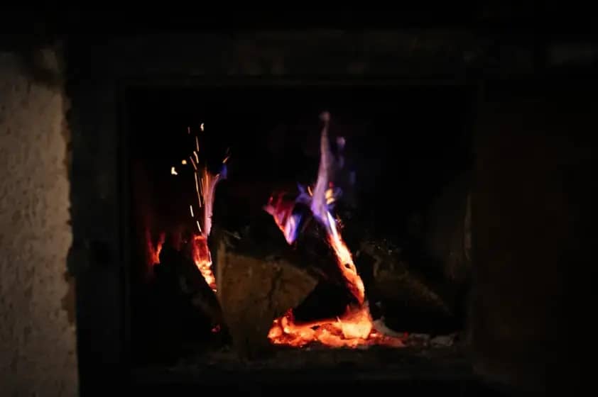Winter Fireplace na App Storeu: Naporni premium popupovi, skriveni troškovi i kako to kvari praznike
