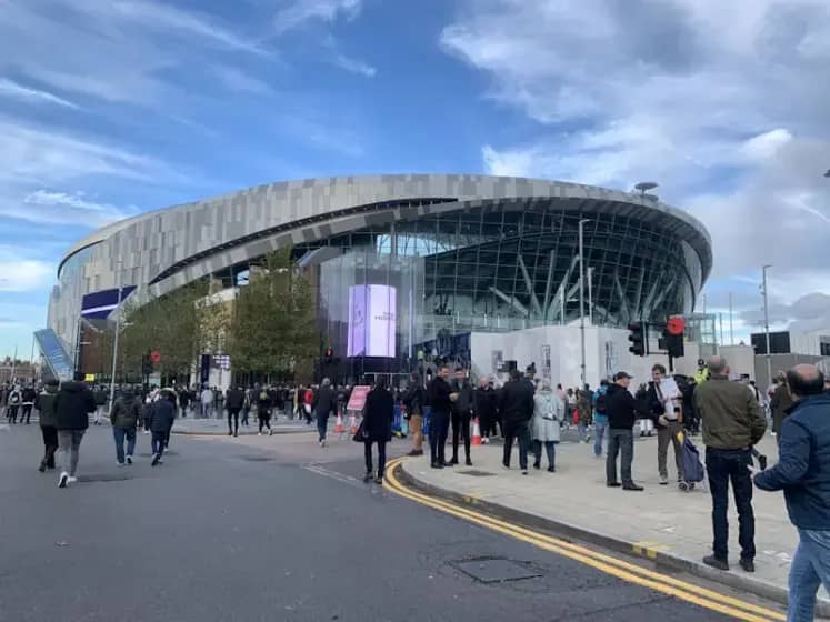 Tottenham vs Liverpool 1:2: Haos u Londonu — povrede, dva crvena kartona i pobeda u derbiju Premijer lige