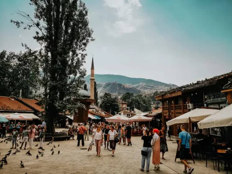 Nevjerovatno: Sarajevo blista za Novu godinu — mostovi na Miljacki i Narodno pozorište u prazničnom sjaju